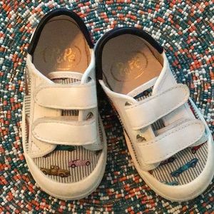 Kids sneakers size 22